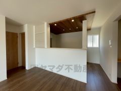 キッチンカウンター端の棚にはお気に入りの雑貨や小物などを飾ることができ、見せる収納を楽しめます＾＾