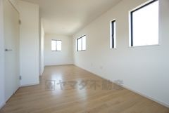 6.9帖と5.7帖の洋室。間仕切り対応可能です＾＾柔軟に部屋のレイアウトを変えることができるのが、大きな魅力の一つです。