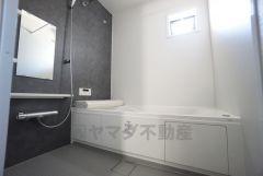 1日の疲れを癒すくつろぎのバスルーム。足を伸ばしてもゆったりと入れるサイズです。