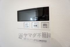 キッチン横からお湯張り、追い炊き、足し湯がボタン一つで楽々操作できる給湯機リモコンです＾＾忙しい夕飯の準備の時間帯に重宝しますね。
