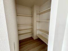 キッチン横のパントリー