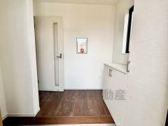 玄関扉から光の差し込む明るい玄関です。