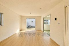 大きな掃き出し窓のあるリビングは、陽光あふれる明るい空間です。ゆったりと寛げる憩いの場となりそうです。