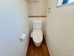 ウォシュレット付きトイレです。1階2階の2ヶ所にトイレがあるので、忙しい朝にもゆとりができますね＾＾