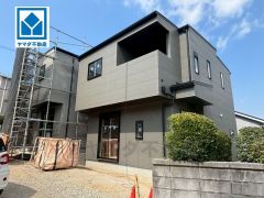 角地を含む全2区画。南側道路に面した陽光あふれる住まいです。キッチン・浴室・洗面台・トイレはPanasonic製を採用。生活のしやすさを追求した新築戸建て住宅で＾＾