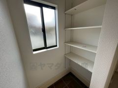 ベビーカーや泥のついたおもちゃをしまうのに便利なスペースです。玄関周りをスッキリさせることが出来ます＾＾