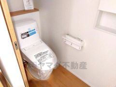 ウォシュレット付きトイレです。1階2階の2ヶ所にトイレがあるので、忙しい朝にもゆとりができますね＾＾