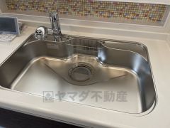 キッチンシンクは洗剤やスポンジを収納出来るラック付き。広さも確保しているので、大きなお鍋も洗いやすいですね。