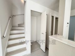 手すり付き階段。窓が付いているので日中明るいです。