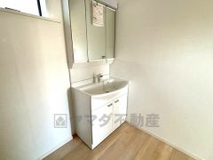 三面鏡にハンドシャワー付きで使いやすい洗面台です＾＾鏡裏と洗面ボウル下に収納付きの洗面台なので、整理整頓ができスッキリと使えます＾＾