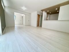家族が集まる開放的なリビング。思い思いの時間を過ごしたり、家族みんなで食事をしたり、素敵な団らんの場になりますね。
