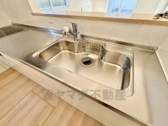 大きなお鍋も楽々洗える幅の広いシンクです＾＾ステンレスシンクなので簡単にお掃除できますよ。洗剤やスポンジもすっきりできる収納付き。