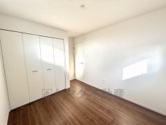 大きめのクローゼットがついた使いやすい洋室です。すっきりと整理整頓できるので気持ちよくすごせます＾＾