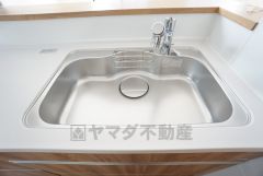 広々とした凸型シンクに洗剤ポケットを標準装備。大きなお鍋など洗いやすいです。