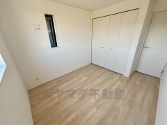 大きめのクローゼットがついた使いやすい洋室です。すっきりと整理整頓できるので気持ちよくすごせます＾＾