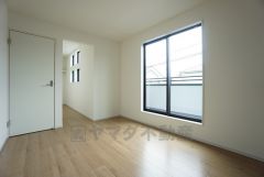 バルコニーに面した洋室です。大きな窓からやわらかな陽が差し込む明るいお部屋です。寝室としてもおすすめです。