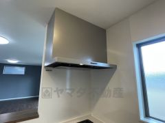 スタイリッシュなレンジフード＾＾調理中に出る湯気や油分などを効率よく外に逃がしてくれます。