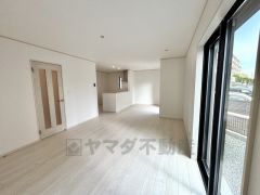 大きな窓のあるリビングは、陽光あふれる明るい空間です。居心地良く、ご家族皆がゆったり寛げる憩いの空間となりそうです。