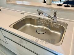 大きなお鍋も楽々洗える幅の広いシンクです＾＾ステンレスシンクなので簡単にお掃除できますよ。洗剤やスポンジもすっきりできる収納付き。