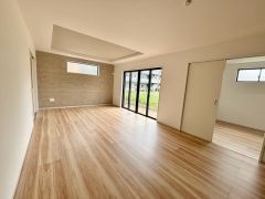 隣接する洋室とつなげれば、さらに開放的な空間として活用できます＾＾折り上げ天井とアクセントクロスがおしゃれなLDK