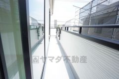 2部屋から行き来できる便利な2WAYバルコニーです。陽当たり良好なので、洗濯物がよく乾きそうですね＾＾