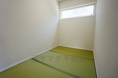 同仕様写真。現況と異なる場合は現況を優先します。リビング隣には、ホッとできる和室を用意