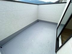陽当たりの良いバルコニーです。お洗濯やお布団干しはもちろん、日光浴スペースにも。足元は防水工事施工済です。