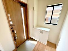 玄関扉から光の差し込む明るい玄関です。 たっぷり収納できるシューズボックス付きなので、家族全員の靴がきれいに整頓できます。