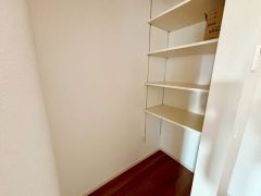 キッチン後方に設けられたパントリー。広さが十分に確保されているため、大きなお皿や使用頻度の少ない調理器具なども楽々収納できますね＾＾