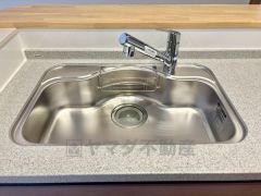 大きなお鍋も楽々洗える幅の広いシンクです＾＾ステンレスシンクなので簡単にお掃除できますよ。洗剤やスポンジもすっきりできる収納付き。