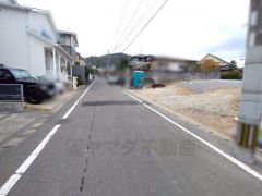 前面道路:北側約8ｍ、南側約6メートル。