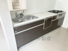 収納も、作業スペースも広々と設けられた使いやすいシステムキッチンです＾＾カウンターキッチンなので、ご家族と会話をしながら楽しくお料理ができます。