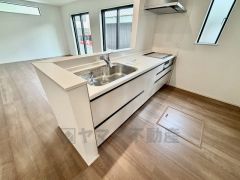 対面式キッチンなのでリビングにいるご家族とコミュニケーションを取りながら洗い物や、お料理が楽しめそうですね＾＾