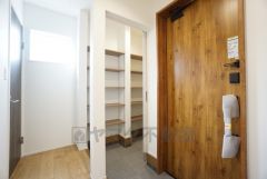 採光も考えられた明るい玄関です。広々としたシューズインクローゼットを完備。家族全員の靴がきれいに収納できます＾＾