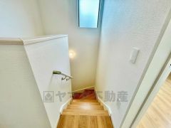 小さなお子様やご高齢の方でも安心できる、手すり付き階段。段差も低めで設定されており、安全性にも優れています。