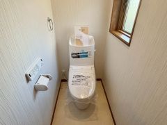 ウォシュレット付きトイレです。1階2階の2ヶ所にトイレがあるので、忙しい朝にもゆとりができますね＾＾