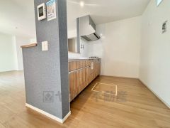 作業スペースを広く使える最新のシステムキッチンです。冷蔵庫、カップボードも余裕で置ける広さを確保しています。