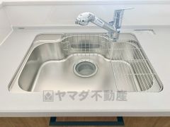 大きなお鍋も楽々洗える幅の広いシンクです＾＾ステンレスシンクなので簡単にお掃除できますよ。洗剤やスポンジもすっきりできる収納付き。