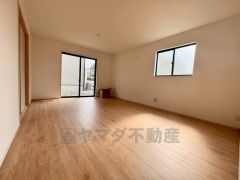 キッチンから全体を見渡せるリビング。隣のお家に面していますが目線は合わない設計ですので、常時カーテンを開けて過ごせますね。