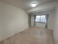 クローゼット付きで収納も安心。窓からの採光が心地いい洋室です。（CGによるイメージとなります。）