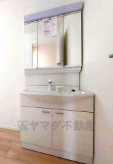 洗面台、洗濯機置き場、バスルームが連なっている、生活導線の考えられた作りになっています。