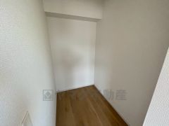収納力豊富なウォークインクローゼット。洋服や小物などを1箇所にまとめて美しい収納を実現します。