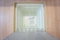キッチンにある床下収納は、居住スペースを減らさずに買い置きの調味料や非常食などを保管することができます。