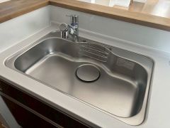 広々とした凸型シンクに洗剤ポケットを標準装備。大きなお鍋など洗いやすいです。