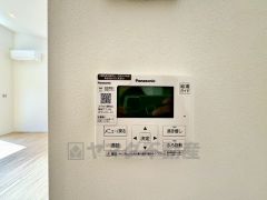 キッチン横からお湯張り、追い炊き、足し湯がボタン一つで楽々操作できる給湯機リモコンです＾＾忙しい夕飯の準備の時間帯に重宝しますね。