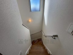 日中でも暗くなりがちな階段には、小窓を配置し採光も考えられたつくり＾＾手摺付きなので安全に上り下りできますね＾＾