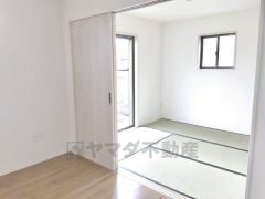 リビングからの続き間として和室をご用意しました＾＾普段はリビングとつなげて開放的なスペースとして。来客時には客間としてお使いいただけます。