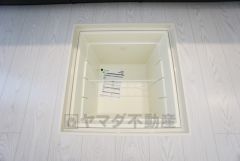 床下収納。生活スペースを減らさず、キッチン用品や非常食など様々なものを収納できます。