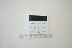 キッチン横からお湯張り、追い炊き、足し湯がボタン一つで楽々操作できる給湯機リモコンです＾＾忙しい夕飯の準備の時間帯に重宝しますね。