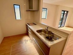 収納も、作業スペースも広々と設けられた使いやすいシステムキッチンです。カウンターキッチンなので、ご家族と会話をしながら楽しくお料理ができます。